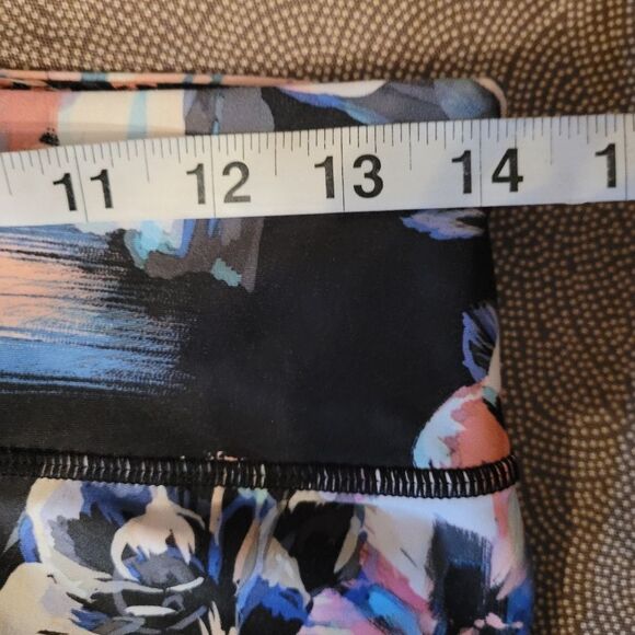Fabletics Mid-Rise Kaleidoscope Floral Print Powerlite Capri leggings Sz Small - Picture 8 of 13